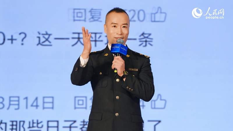 海关总署办公厅新闻办公室主任陶永展示“海关发布”工作成果。